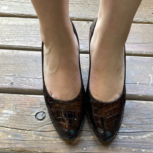 EUC Stuart Weitzman Cocoa Crocodile Patent Pumps in Womens 9M - Picture 1 of 16